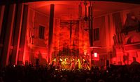 City-Ton stellt L-Acoustics A10 mit KS21 f&uuml;r ein Metal Konzert in einer Kirche auf.